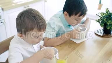 两个小男孩在厨房吃<strong>月饼做</strong>早餐